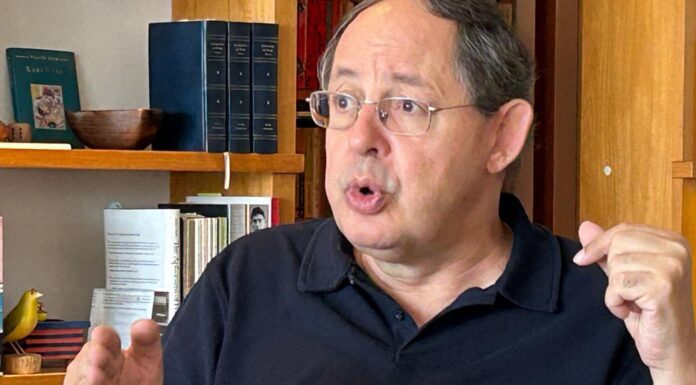 Hiperglobalização está em crise, diz economista Eduardo Giannetti Hiperglobalização está em crise, diz economista Eduardo Giannetti