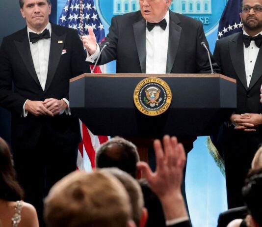 Homem atira durante jantar de Trump com correspondentes em Washington Homem atira durante jantar de Trump com correspondentes em Washington