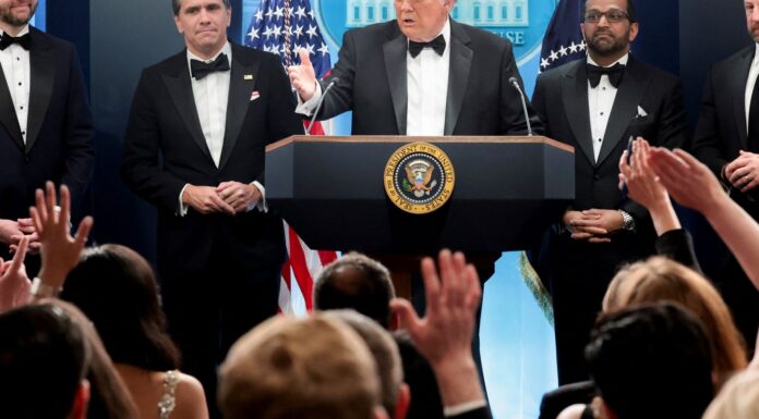 Homem atira durante jantar de Trump com correspondentes em Washington Homem atira durante jantar de Trump com correspondentes em Washington