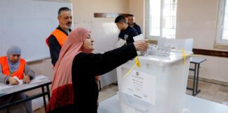 Palestinos vão às urnas em eleições municipais Palestinos vão às urnas em eleições municipais