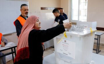 Palestinos vão às urnas em eleições municipais Palestinos vão às urnas em eleições municipais