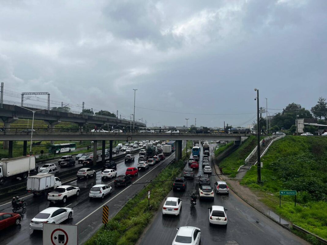 Trânsito Trava Na BR-324 E Causa Lentidão Na Altura Da Brasilgás