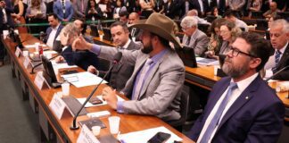 Deputados que ocuparam mesa da Câmara têm mandato suspenso por 60 dias