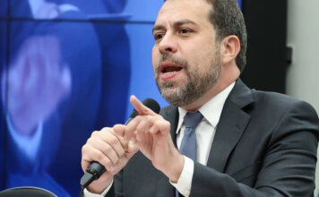 Na Câmara, Boulos defende fim da escala 6×1 de forma imediata