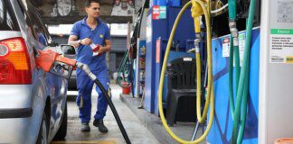 Governo propõe subvenção da gasolina em R$ 0,44 por litro
