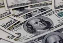 Dólar cai para R$ 4,98, e bolsa sobe em dia de alívio