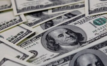 Dólar cai para R$ 4,98, e bolsa sobe em dia de alívio