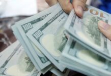 Dólar sobe para R$ 5,06; bolsa cai com IPCA-15 e recuo do petróleo