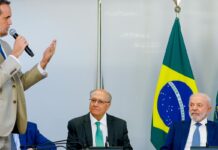 Lula assina MP e zera “taxa das blusinhas”