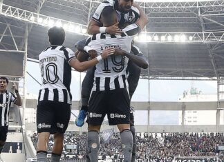 Botafogo vence Corinthians pelo Brasileirão com três de Arthur Cabral Botafogo vence Corinthians pelo Brasileirão com três de Arthur Cabral