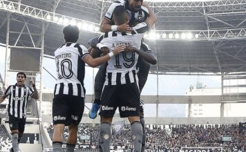 Botafogo vence Corinthians pelo Brasileirão com três de Arthur Cabral Botafogo vence Corinthians pelo Brasileirão com três de Arthur Cabral