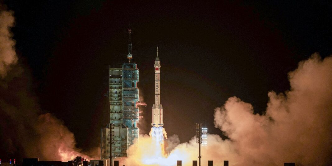 China envia astronauta para missão espacial de um ano
