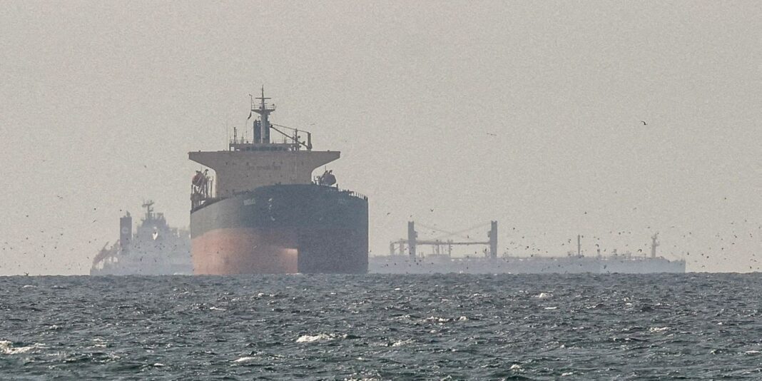 Irã nega passagem de navios dos EUA por Ormuz e petróleo dispara
