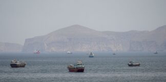 Mísseis atingem navio de guerra dos EUA que tentava entrar em Ormuz Mísseis atingem navio de guerra dos EUA que tentava entrar em Ormuz