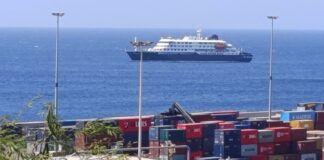 Passageiros começam a deixar navio onde houve surto de hantavírus Passageiros começam a deixar navio onde houve surto de hantavírus
