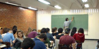 Metade dos professores formados em EAD tem desempenho insuficiente