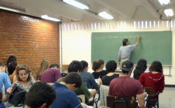 Metade dos professores formados em EAD tem desempenho insuficiente