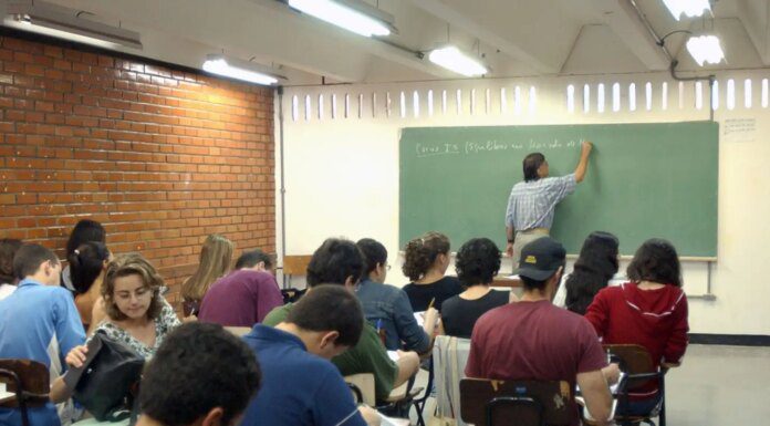Metade dos professores formados em EAD tem desempenho insuficiente