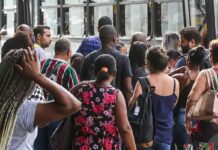 Número de pessoas em busca de emprego há dois anos ou mais cai 21,7%