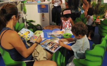 Estudo revela que 53% das famílias raramente leem para criança