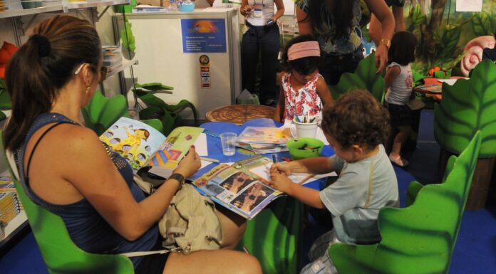 Estudo revela que 53% das famílias raramente leem para criança