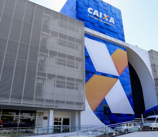 Caixa e BB liberam abono salarial para nascidos em maio e junho