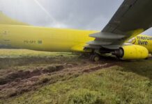 Avião de carga desliza e sai da pista do aeroporto de Salvador