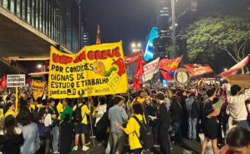 Ato de alunos da USP cobra diálogo com reitoria