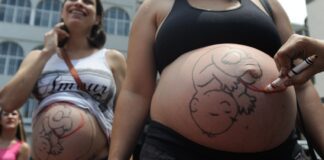 Fatores sociais e estruturais empurram mulheres para cesarianas