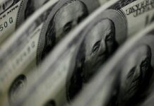 Dólar sobe para R$ 5,11, e bolsa fica estável, apesar de tensão global