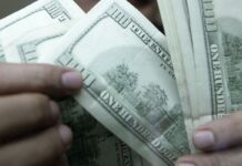 Dólar fecha estável, mas acumula queda de 1,82% em julho