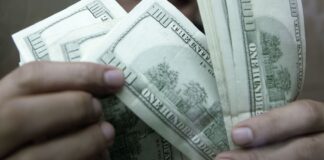 Dólar fecha estável, mas acumula queda de 1,82% em julho