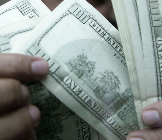 Dólar aproxima-se de R$ 5,17, com notícias do exterior e eleições