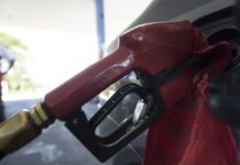 Com nova alta mundial do petróleo, governo mantém desconto na gasolina