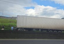 Acidente Com Carreta Interdita BR-324 E Provoca Grande Congestionamento Em Simões Filho Acidente Com Carreta Interdita BR-324 E Provoca Grande Congestionamento Em Simões Filho