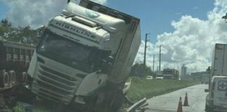 Acidente Entre Carretas Causa Trânsito De 9km Na BR-324 Acidente Entre Carretas Causa Trânsito De 9km Na BR-324
