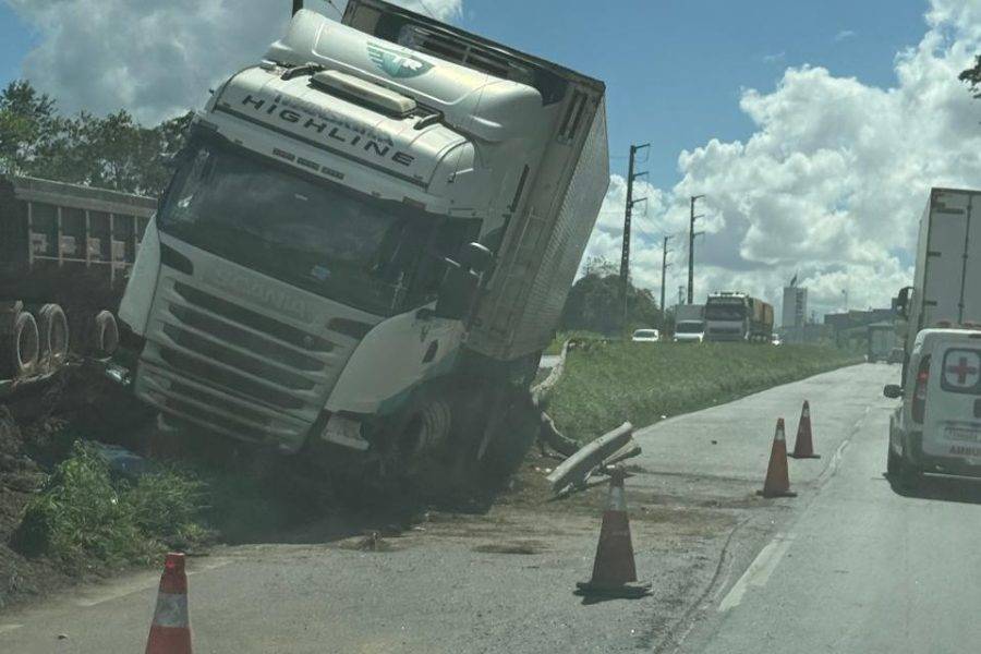 Acidente Entre Carretas Causa Trânsito De 9km Na BR-324 Acidente Entre Carretas Causa Trânsito De 9km Na BR-324