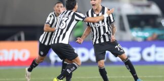 Com gol no último lance, Botafogo bate Santos na volta do Brasileirão Com gol no último lance, Botafogo bate Santos na volta do Brasileirão