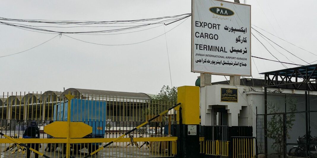 Equipes encontram destroços de Boeing 737 desaparecido no Paquistão
