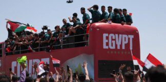 Jogadores do Egito são recebidos como heróis após atuação na Copa Jogadores do Egito são recebidos como heróis após atuação na Copa