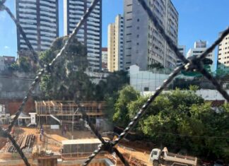 Moradores Denunciam Fechamento De Rua Para Atender Obra De Empreendimento Privado, Em Salvador Moradores Denunciam Fechamento De Rua Para Atender Obra De Empreendimento Privado, Em Salvador