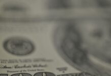 Dólar recua, bolsa cai e petróleo dispara com tensão no Oriente Médio