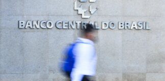 Juros das famílias seguem elevados e chegam a 64% ao ano, diz BC