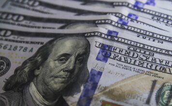 Dólar sobe 0,76% e fecha a R$ 5,39 em dia de cautela