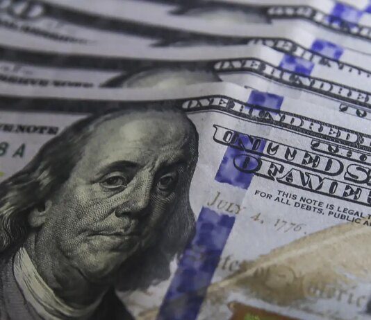 Dólar sobe 0,76% e fecha a R$ 5,39 em dia de cautela