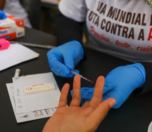 Desinformação sobre HIV dificulta tratamento e aumenta preconceito