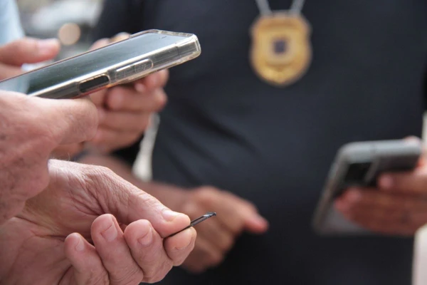 suspeitos-sao-detidos-com-celulares-roubados-no-comercio-2844034-article.webp