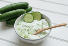 Tzatziki: molho grego de iogurte e pepino é opção saudável e proteica