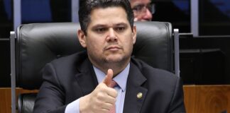 Alcolumbre envia PEC que prevê fim da escala 6×1 para CCJ do Senado