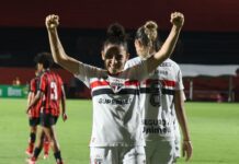 São Paulo vence Vitória e assume liderança do Brasileirão Feminino São Paulo vence Vitória e assume liderança do Brasileirão Feminino